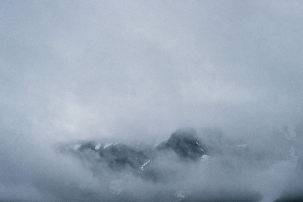 Скальный цирк горы Ангвундасчорр в облаке